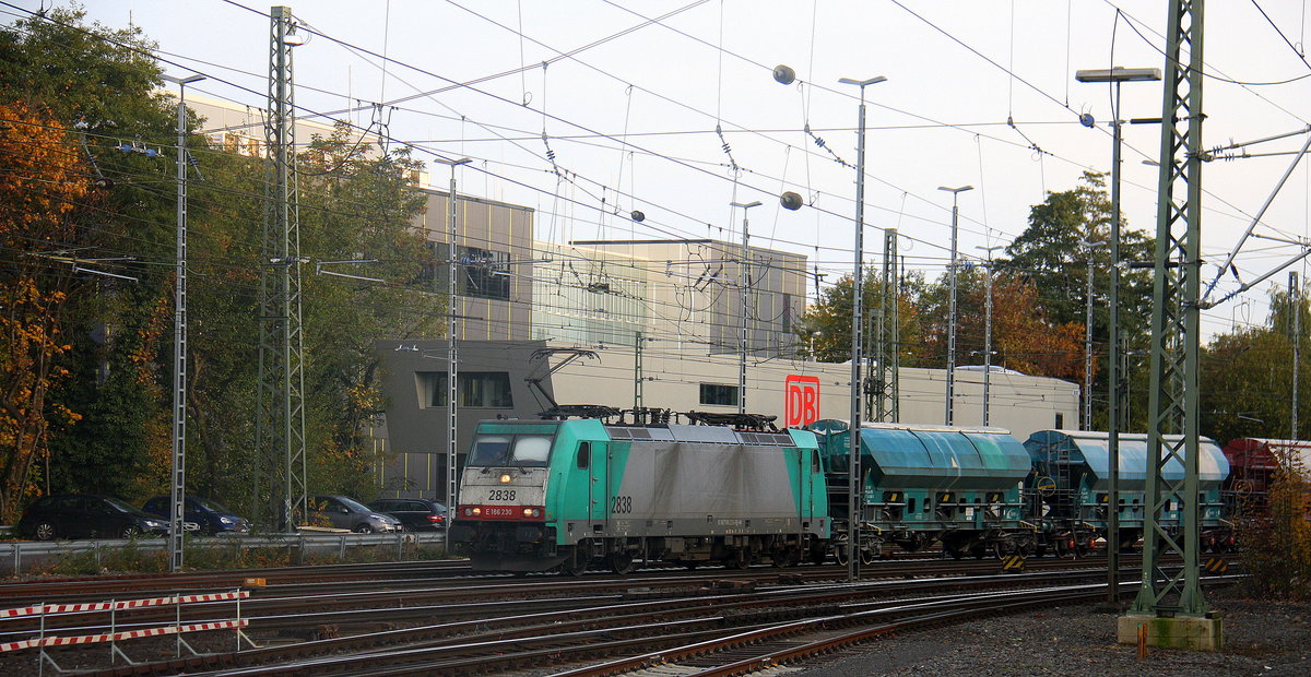 Die Cobra 2838  kommt aus Richtung Montzen/Belgien mit einem Kalkzug aus Marche-les-Dames(B) nach Hagen-Halden(D) und fährt in Aachen-West ein. 
Aufgenommen vom Bahnsteig in Aachen-West.
Bei Sonnenschein und Wolken am Kalten Nachmittag vom 3.11.2016.