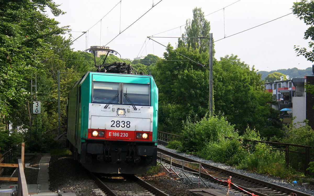 Die Cobra 2838  kommt durch Aachen-Schanz mit einem Güterzug aus Antwerpen-BASF(B) nach Ludwigshafen-BASF(D) und kommt aus Richtung Aachen-West und fährt in Richtung Aachen-Hbf,Aachen-Rothe-Erde,Stolberg-Hbf(Rheinland)Eschweiler-Hbf,Langerwehe,Düren,Merzenich,Buir,Horrem,Kerpen-Köln-Ehrenfeld,Köln-West,Köln-Süd. Aufgenommen vom Bahnsteig von Aachen-Schanz.
Bei Sommerwetter am Morgen vom 4.7.2017.