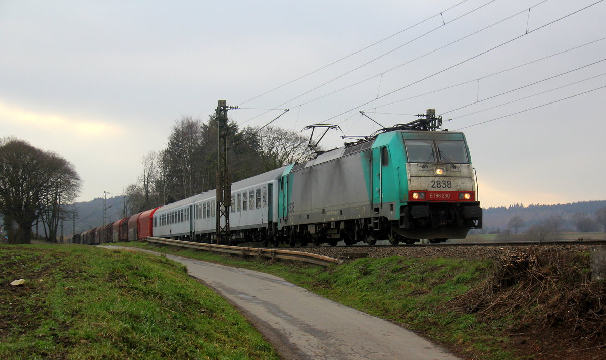 Die Cobra 2838 kommt die Gemmenicher-Rampe herunter nach Aachen-West mit einem gemischten Güterzug aus Antwerpen-Noord(B) nach Köln-Gremberg(D). 
Aufgenommen an der Montzenroute am Gemmenicher-Weg. 
Bei Sonne und Regenwolken am Nachmittag vom 22.2.2019.