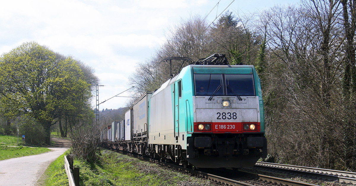 Die Cobra 2838 kommt die Gemmenicher-Rampe herunter nach Aachen-West mit einem Containerzug aus Genk-Zuid Haven(B) nach Novara(I). 
Aufgenommen an der Montzenroute am Gemmenicher-Weg. 
Bei schönem Frühlingswetter am 9.4.2016.