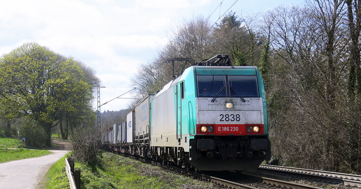 Die Cobra 2838 kommt die Gemmenicher-Rampe herunter nach Aachen-West mit einem Containerzug aus Genk-Zuid Haven(B) nach Novara(I). 
Aufgenommen an der Montzenroute am Gemmenicher-Weg. 
Bei schönem Frühlingswetter am 9.4.2016.