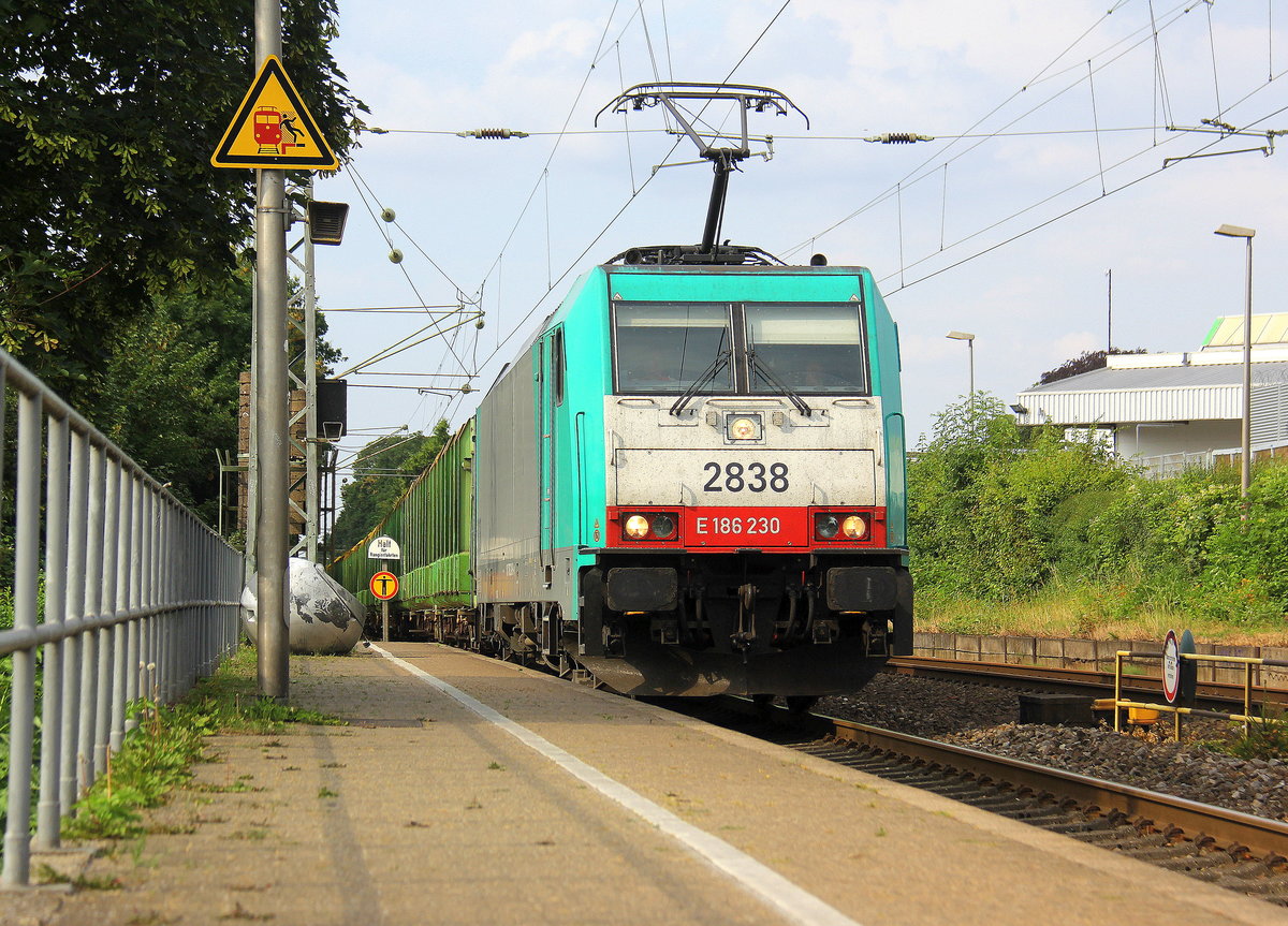 Die Cobra 2838 kommt die Kohlscheider-Rampe hoch aus Richtung Mönchengladbach,Herzogenrath mit einem schweren Holzzug aus dem Ruhrgebiet nach Belgien und fährt durch Kohlscheid in Richtung Richterich,Laurensberg,Aachen-West. 
Aufgenommen vom Bahnsteig 2 in Kohlscheid.
Bei Sommerwetter am Nachmittag vom 5.7.2018. 