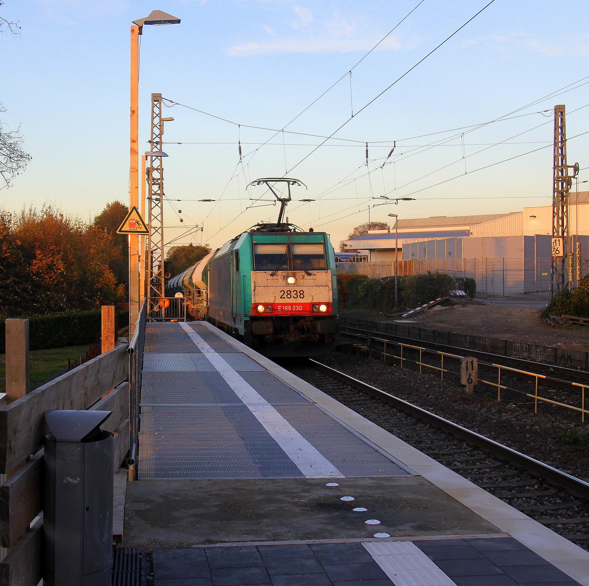 Die Cobra 2838  kommt die Kohlscheider-Rampe hoch aus Richtung Mönchengladbach,Herzogenrath mit einem Kalkleerzug aus Oberhausen-West(D) nach Hermalle-Huy(B) und fährt durch Kohlscheid in Richtung Richterich,Laurensberg,Aachen-West. 
Aufgenommen von Bahnsteig 2 in Kohlscheid.
Bei schönem Herbstwetter am Nachmittag vom 8.11.2018.
