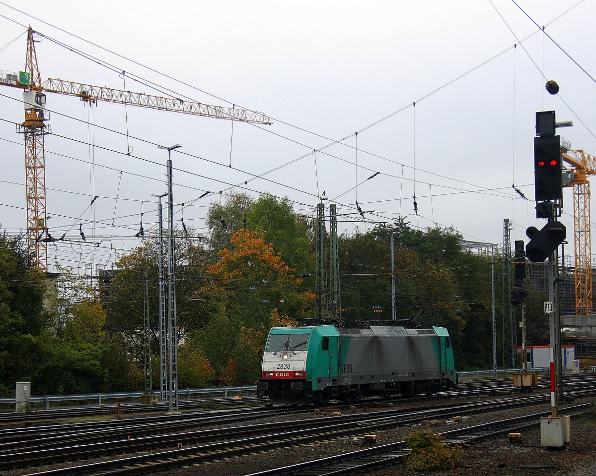 Die Cobra 2838 rangiert in Aachen-West. Aufgenommen vom Bahnsteig in Aachen-West bei Regenwolken am 25.10.2014.