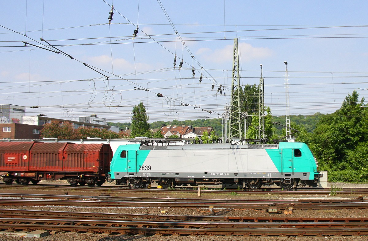Die Cobra 2839 fährt mit einem langen gemischten Güterzug aus Köln-Gremberg nach Antwerpen-Noord(B) bei der Ausfahrt aus Aachen-West und fährt in Richtung Montzen/Belgien.
Aufgenommen vom Bahnsteig in Aachen-West bei schönem Sonnenschein am Nachmittag vom 4.5.2014.