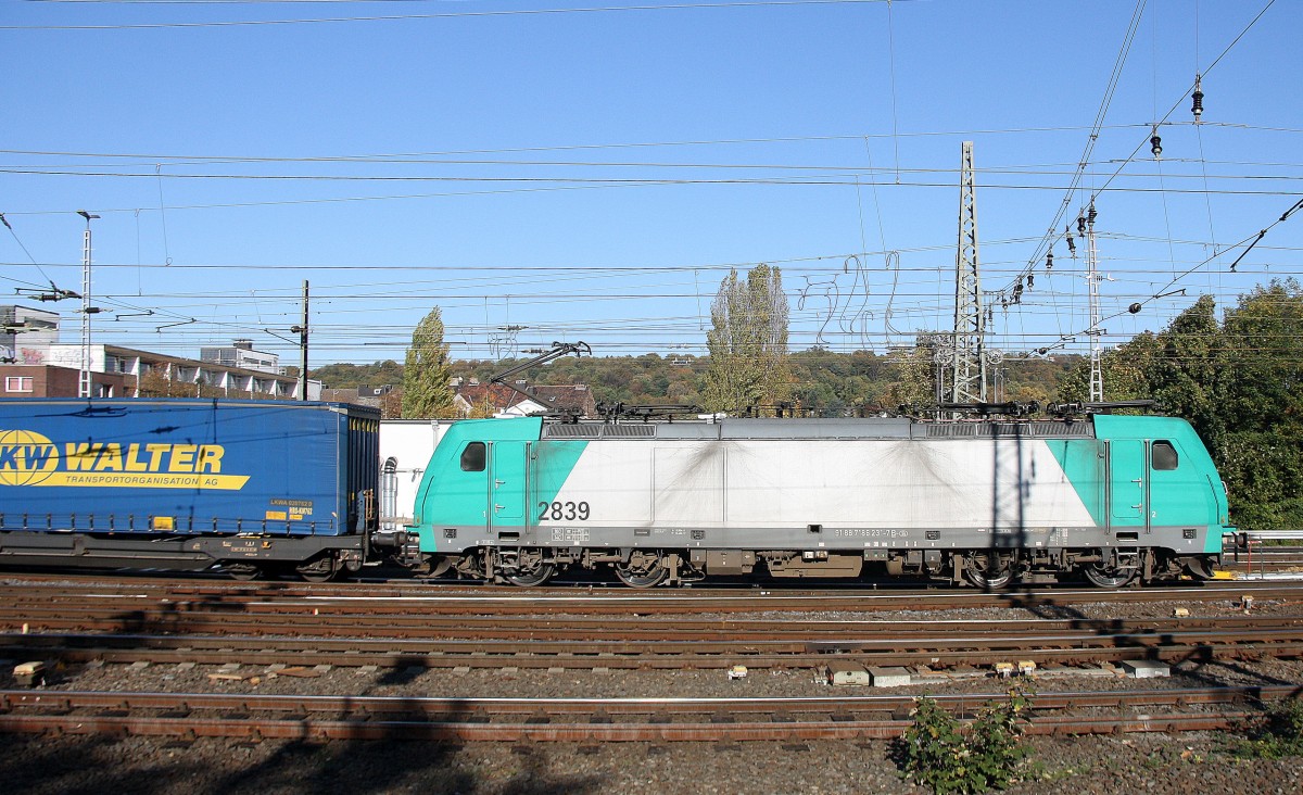 Die Cobra 2839 fährt mit einem langen Containerzug aus Verona(I) nach Antwerpen-Noord(B) bei der Ausfahrt aus Aachen-West in Richtung Montzen/Belgien. Aufgenommen vom Bahnsteig in Aachen-West bei schönem Herbstwetter am Nachmittag vom 19.10.2014.