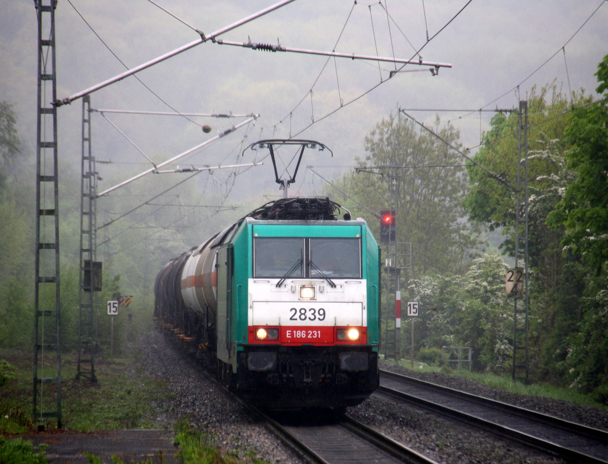 Die Cobra 2839 kommt als Umleiter aus Richtung Aachen-West,Laurensberg,Richterich,Kohlscheid,Herzogenrath,Hofstadt,Finkenrath,Rimburg und fährt durch Übach-Palenberg in Richtung Zweibrüggen,Frelenberg,Geilenkirchen,Süggerath,Lindern,Brachelen,Hückelhoven-Baal,Baal,Erkelenz,Herrath,Beckrath,Wickrath,Rheydt mit einem gemischten Güterzug aus Antwerpen-Noord(B) nach Köln-Gremberg.
Aufgenommen vom Bahnsteig 2 in Übach-Palenberg. 
Bei Regenwetter am Nachmittag vom 8.5.2017.