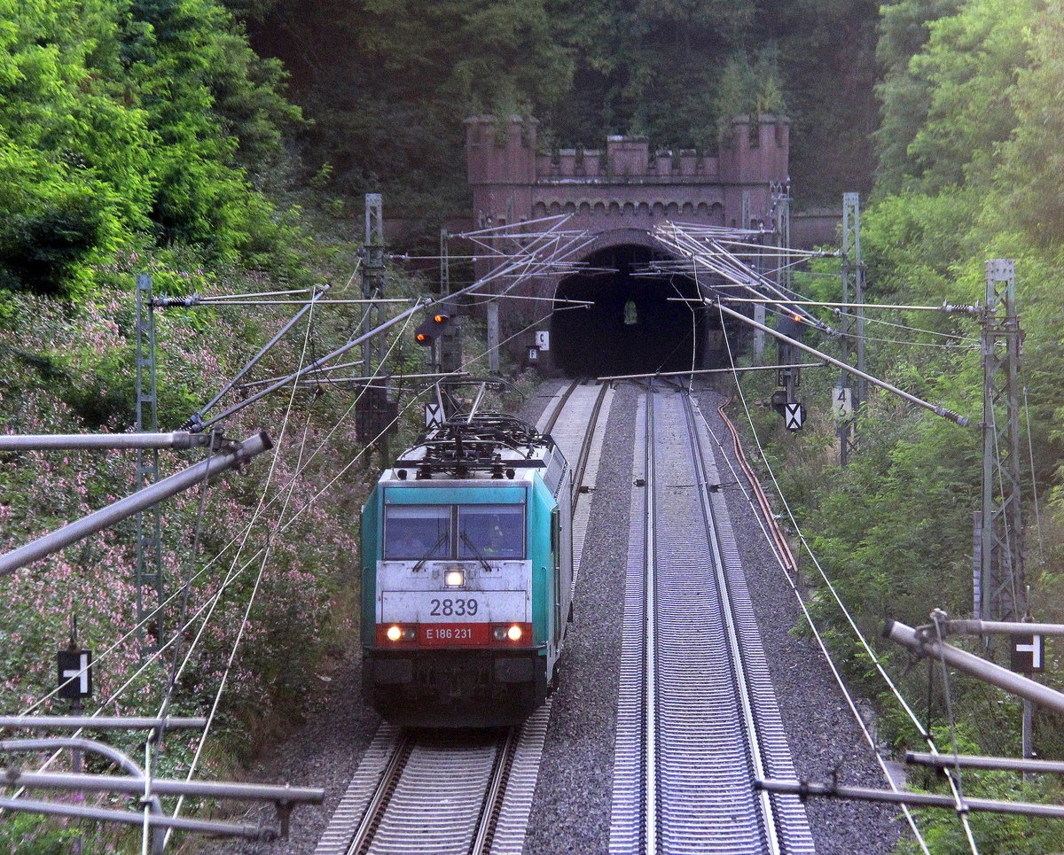 Die Cobra 2839  kommt als Lokzug aus Belgien nach Aachen-West und kam aus dem Gemmenicher-Tunnel und fährt die Gemmenicher-Rampe herunter nach Aachen-West.
Aufgenommen bei Reinartzkehl an der Montzenroute. 
Bei Sommerwetter am Abend vom 31.8.2018.