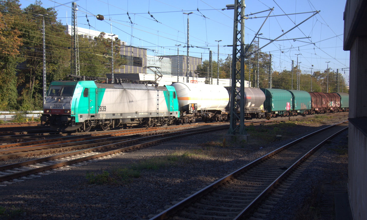 Die Cobra 2839  kommt aus Richtung Montzen/Belgien mit einem Güterzug aus Antwerpen-Noord(B) nach Köln-Gremberg(D) und fährt in Aachen-West ein. 
Aufgenommen vom Bahnsteig in Aachen-West.
Bei schönem Herbstwetter am Nachmittag vom 10.10.2018.