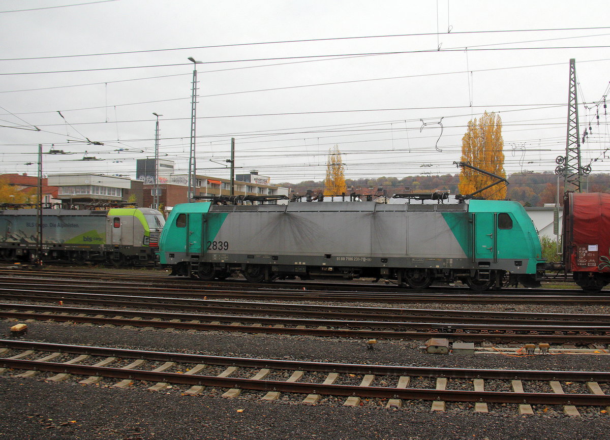 Die cobra 2839  kommt aus Richtung Montzen/Belgien mit einem Güterzug aus Antwerpen-Noord(B) nach Köln-Gremberg(D) und fährt in Aachen-West ein. 
Aufgenommen vom Bahnsteig in Aachen-West. 
Bei Regenwolken am Nachmittag vom 12.11.2018.