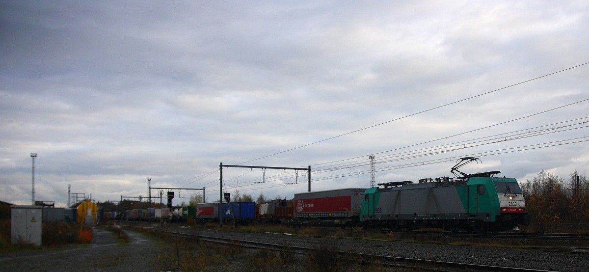 Die Cobra 2839 kommt aus Richtung Aachen-West und fährt durch Montzen-Gare(B) mit einem langen Containerzug aus Gallarate(I) nach Zeebrugge(B) und fährt in Richtung Vise(B) bei regnerischen Novemberwetter am Nachmittag vom 16.11.2014.