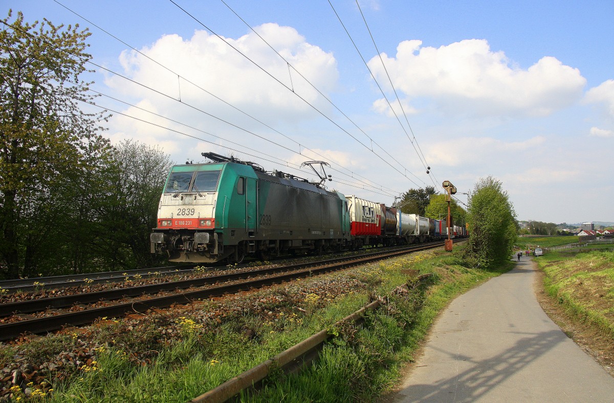 Die Cobra 2839  kommt aus Richtung Aachen-West und fährt die Gemmenicher-Rampe hoch mit einem langen  Containerzug aus Gallarate(I) nach Zeebrugge(B) und am Zugende schiebt eine Cobra 2808 aus Aachen-West bis zum Gemmenicher-Tunnel. 
Aufgenommen an der Montzenroute am Gemmenicher-Weg. 
Bei Sonne und Wolken am Nachmiitag vom 1.5.2015.