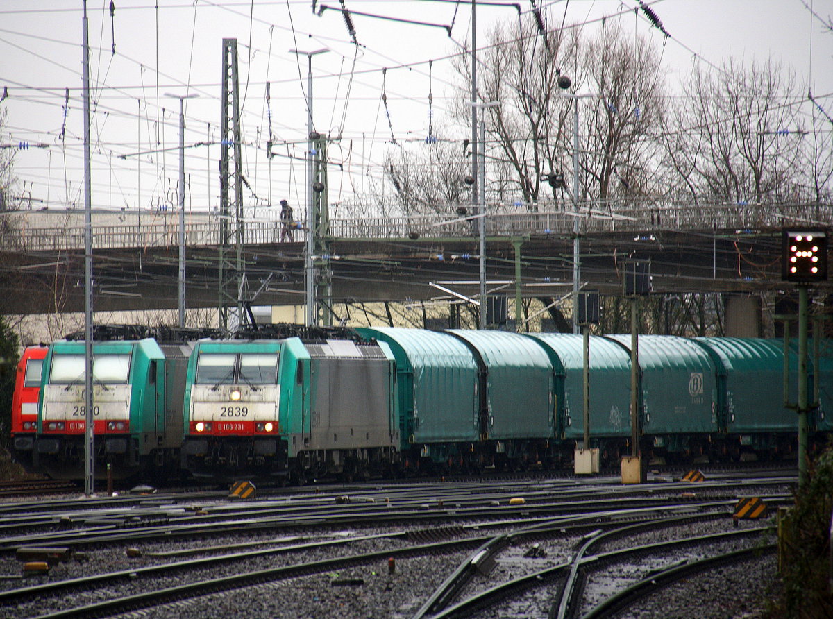 Die Cobra 2839 kommt aus Richtung Montzen/Belgien mit einem Kurzen Coilzug aus Kinkempois(B) nach Landshut(D) und fährt in Aachen-West ein. Aufgenommen vom Bahnsteig in Aachen-West.
Bei Regenwetter am Nasskalten Nachmittag vom 31.3.2016