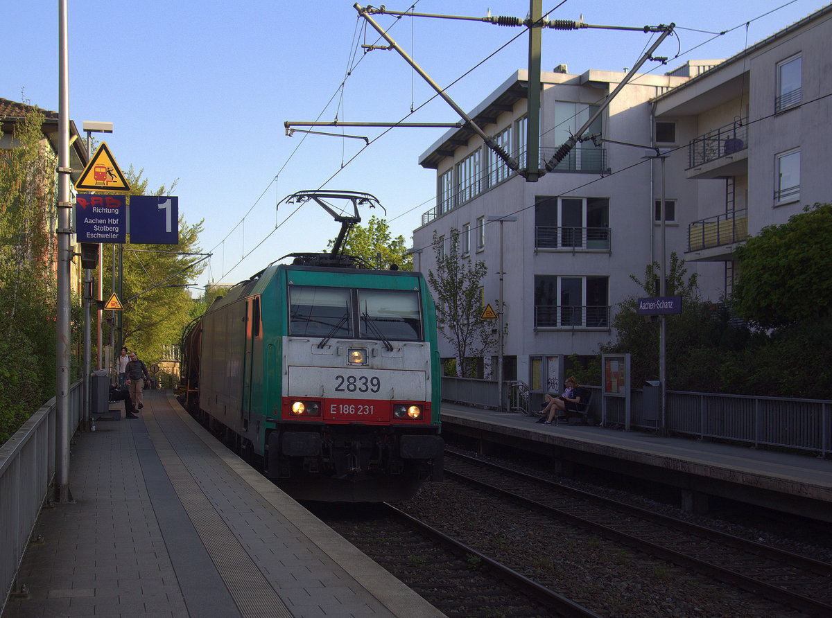 Die Cobra 2839 kommt durch Aachen-Schanz mit einem Kesselzug aus Antwerpen-BASF(B) nach Ludwigshafen-BASF(D) und kommt aus Richtung Aachen-West und fährt in Richtung Aachen-Hbf,Aachen-Rothe-Erde,Stolberg-Hbf(Rheinland)Eschweiler-Hbf,Langerwehe,Düren,Merzenich,Buir,Horrem,Kerpen-Köln-Ehrenfeld,Köln-West,Köln-Süd. Aufgenommen vom Bahnsteig von Aachen-Schanz. 
Bei schönem Sommerwetter am Morgen vom 20.4.2018.