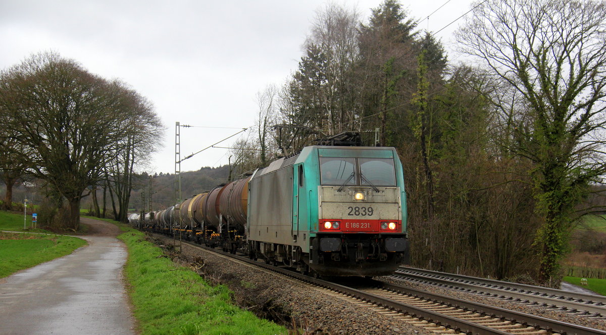 Die Cobra 2839 kommt die Gemmenicher-Rampe herunter nach Aachen-West mit einem langen Kesselzug aus Antwerpen-BASF nach Ludwigshafen-BASF(D). 
Aufgenommen an der Montzenroute am Gemmenicher-Weg.
Bei Regenwolken am Vormittag vom 5.3.2019.