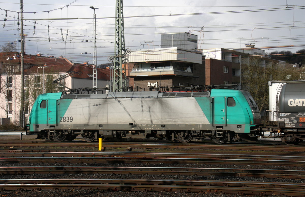 Die Cobra 2839 kommt mit einem Kesselzug aus Antwerpen-Petrol(B) nach Heilbronn(D) und fährt in Aachen-West ein. 
Aufgenommen vom Bahnsteig in Aachen-West.
Bei Sonne und Regenwolken am Nachmittag vom 7.4.2016.