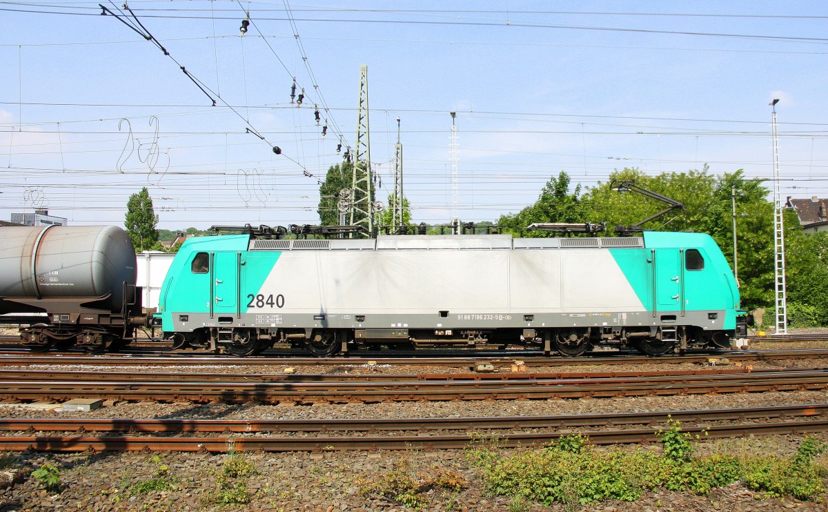 Die Cobra 2840 fährt mit einem langen gemischten Güterzug aus Köln-Gremberg nach Antwerpen-Noord(B) bei der Ausfahrt aus Aachen-West und fährt in Richtung Montzen/Belgien. Aufgenommen vom Bahnsteig in Aachen-West bei schönem Sonnenschein am Nachmittag vom 4.5.2014.
