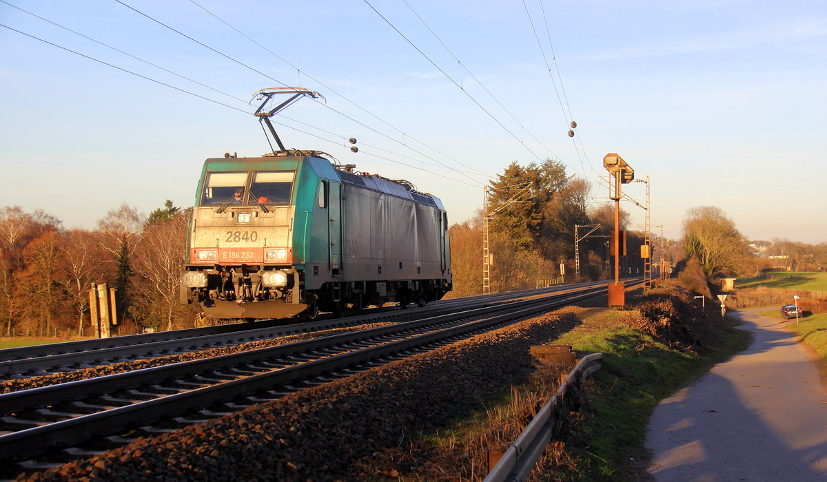 Die Cobra 2840 kommt als Lokzug von Aachen-West nach Belgien und fährt die Gemmenicher-Rampe hoch. 
Aufgenommen an der Montzenroute am Gemmenicher-Weg.
In der Abendsonne am Abend vom 25.2.2019.
