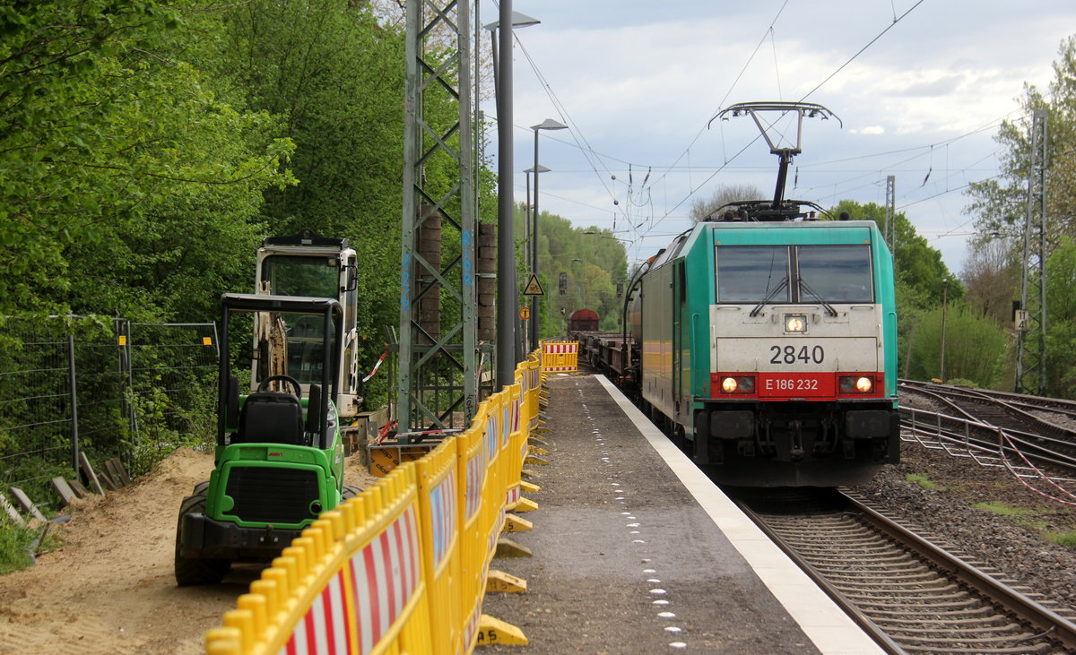 Die Cobra 2840  kommt als umleiter aus Richtung Aachen-Wes,Laurensberg,Richterich mit einem gemischten Güterzug aus Antwerpen-Noord(B) nach Köln-Gremberg(D) und fährt durch Kohlscheid in Richtung Herzogenrath,Mönchengladbach. 
Aufgenommen von Bahnsteig 1 in Kohlscheid. 
Am 24.4.2019.