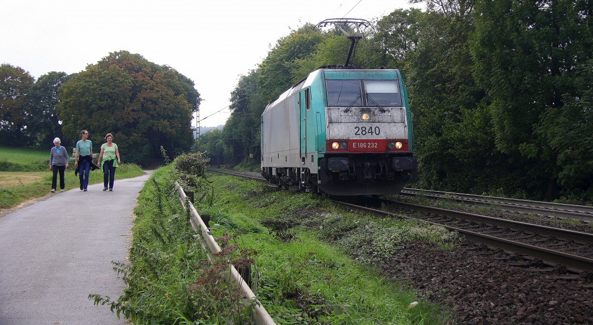 Die Cobra 2840 kommt als Lokzug aus Montzen(B) die Gemmenicher-Rampe herunter nach Aachen-West.
Aufgenommen an der Montzenroute am Gemmenicher-Weg bei Sonne und Wolken am Nachmittag vom 14.9.2014.