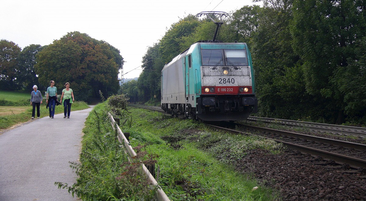 Die Cobra 2840 kommt als Lokzug aus Montzen(B) die Gemmenicher-Rampe herunter nach Aachen-West.
Aufgenommen an der Montzenroute am Gemmenicher-Weg bei Sonne und Wolken am Nachmittag vom 14.9.2014.