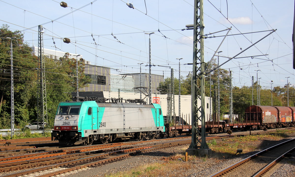 Die Cobra 2840  kommt aus Richtung Montzen/Belgien mit einem Güterzug aus Antwerpen-Noord(B) nach Köln-Gremberg(D) und fährt in Aachen-West ein. 
Aufgenommen vom Bahnsteig in Aachen-West.
Bei Sommerwetter am Nachmittag vom 19.9.2018.
