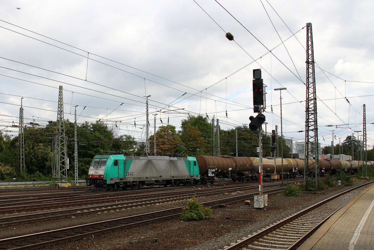 Die Cobra 2840 kommt aus Richtung Köln,Aachen-Hbf,Aachen-Schanz mit einem Kesselzug aus Ludwigshafen-BASF nach Antwerpen-BASF(B) und fährt in Aachen-West ein.
Aufgenommen vom Bahnsteig in Aachen-West. 
Bei schönem Herbstwetter am Nachmittag vom 27.9.2015.
