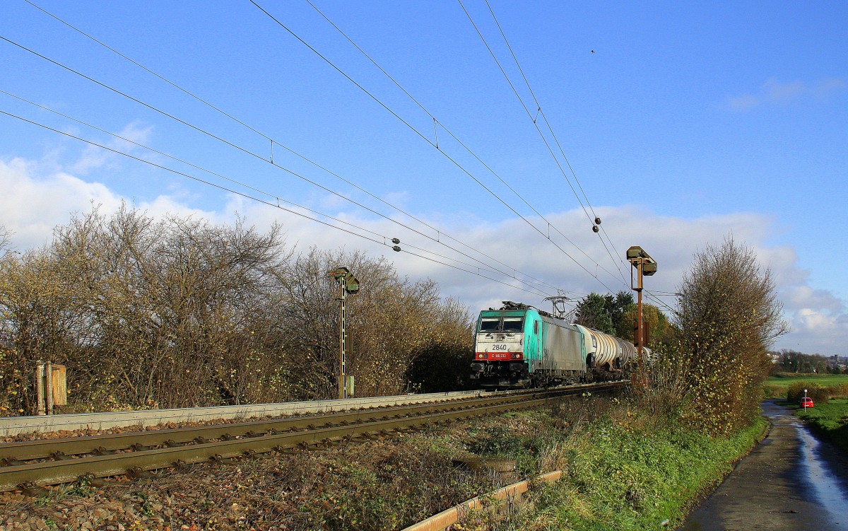 Die Cobra 2840 kommt aus Richtung Aachen-West und fährt die Gemmenicher-Rampe hoch mit einem langen  Ölleerzug aus Basel(CH) nach Antwerpen-Petrol(B) und fährt in Richtung  Gemmenicher-Tunnel,Botzelaer(B),Gemmenich(B),Nouvelaer(B),Moresnet(B),Moresnet-Chapelle(B),Montzen(B). 
Aufgenommen an der Gemmenicher-Rampe am Gemmenicher-Weg an der Montzenroute. 
Bei schönem Novemberwetter am 21.11.2015.