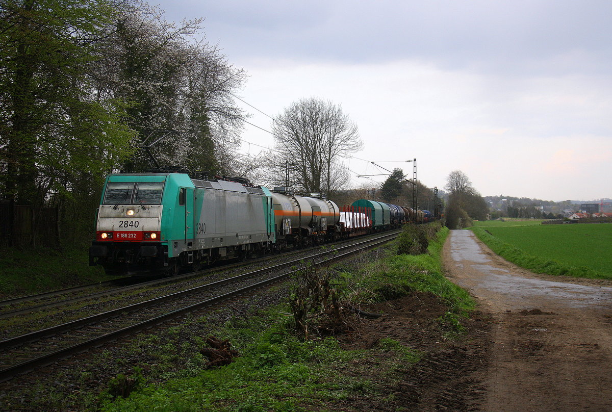 Die Cobra 2840 kommt aus Richtung Aachen-West und fährt die Gemmenicher-Rampe hoch mit einem langen gemischten Güterzug aus Köln-Gremberg(D) nach Antwerpen-Noord(B)  und fährt in Richtung Montzen/Belgien. 
Aufgenommen an der Montzenroute am Gemmenicher-Weg. 
Bei Sonne und eines Regenschauers am Abend vom 14.4.2016.