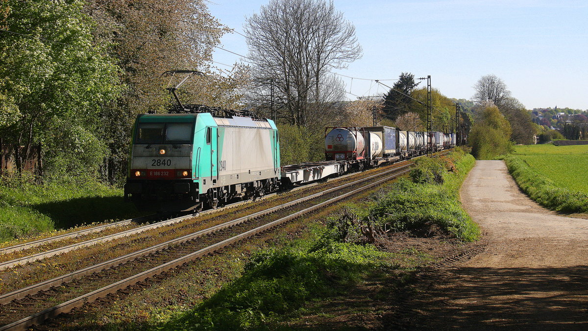 Die Cobra 2840 kommt aus Richtung Aachen-West und fährt die Gemmenicher-Rampe hoch mit einem langen Containerzug aus Gallarate(I) nach Antwerpen-Oorderen(B) und fährt in Richtung Montzen/Belgien. 
Aufgenommen an der Montzenroute am Gemmenicher-Weg. 
Bei schönem Frühlingswetter am Vormittag vom 5.5.2016.