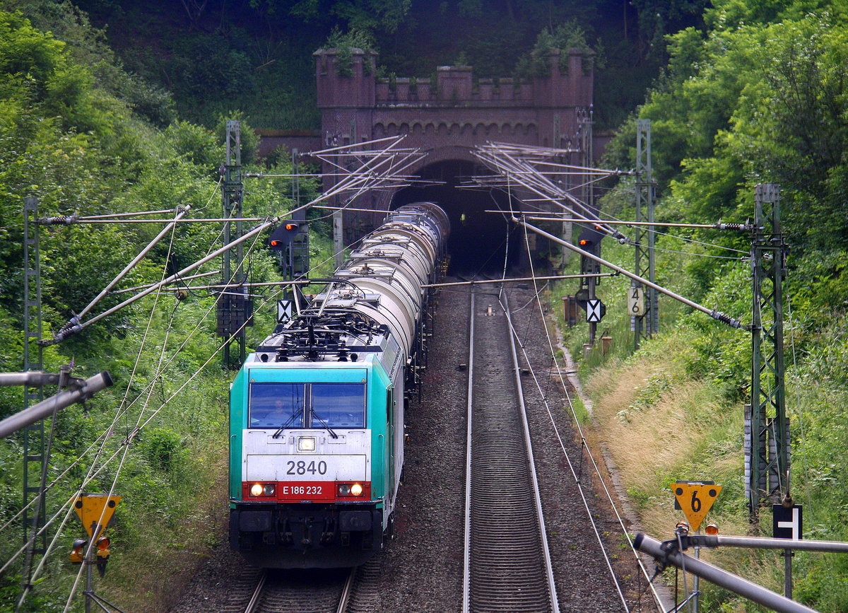 Die Cobra 2840 kommt aus dem Gemmenicher-Tunnel raus mit einem Kesselzug aus Antwerpen-BASF(B) nach Ludwigshafen-BASF(D) und fährt nach Aachen-West und rollt die Gemmenicher-Rampe herunter nach Aachen-West. 
Aufgenommen in Reinartzkehl auf der Montzenroute. 
Am Nachmittag vom 4.7.2016.