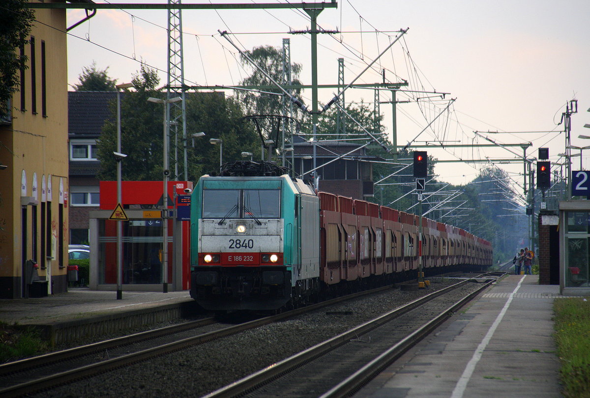 Die Cobra 2840 kommt aus Richtung aus Richtung Aachen-West,Laurensberg,Richterich,Kohlscheid,Herzogenrath,Hofstadt,Finkenrath,Rimburg,Übach-Palenberg,Zweibrüggen,Frelenberg,Geilenkirchen,Süggerrath  Autoleerzug aus Zeebrugge-Ramskapelle(B) nach Gelsenkirchen-Bismarck(D und fährt durch Lindern in Richtung rachelen,Hückelhoven-Baal,Baal,Erkelenz,Herrath,Beckrath,Wickrath,Rheydt,Mönchengladbach.
Aufgenommen vom Bahnsteig 2 in Lindern. Am Abend vom 17.9.2016.
