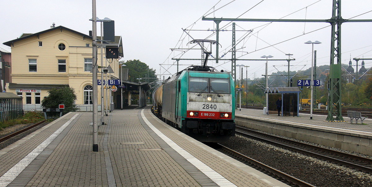 Die Cobra 2840 kommt aus Richtung Aachen-West,Laurensberg,Richterich,Kohlschid durch Herzogenrath mit einem Kesselzug aus Antwerpen-Kanaaldok(B) nach Millingen(D) und fährt in Richtung Hofstadt,Finkenrath,Rimburg,Übach-Palenberg,Zweibrüggen,Frelenberg,Geilenkirchen,Süggerrath,Lindern,Brachelen,Hückelhoven-Baal,Baal,Erkelenz,Herrath,Beckrath,Wickrath,Rheydt,Mönchengladbach. 
Aufgenommen vom Bahnsteig 2 in Herzogenrath. 
Bei Wolken am Nachmittag vom 21.10.2016.