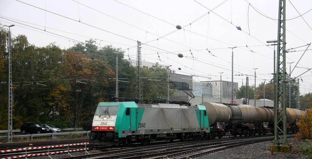 Die Cobra 2840  kommt aus Richtung Montzen/Belgien mit einem Kesselzug aus Antwerpen-BASF(B) nach Ludwigshafen-BASF(D)  und fährt in Aachen-West ein. 
Aufgenommen vom Bahnsteig in Aachen-West. 
Bei Regenwetter am Nachmittag vom 24.10.2016.