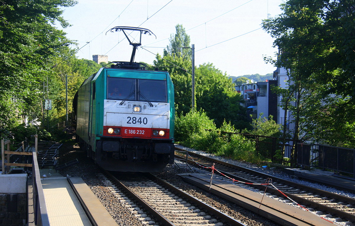 Die Cobra 2840  kommt durch Aachen-Schanz mit einem Güterzug aus Antwerpen-BASF(B) nach Ludwigshafen-BASF(D) und kommt aus Richtung Aachen-West und fährt in Richtung Aachen-Hbf,Aachen-Rothe-Erde,Stolberg-Hbf(Rheinland)Eschweiler-Hbf,Langerwehe,Düren,Merzenich,Buir,Horrem,Kerpen-Köln-Ehrenfeld,Köln-West,Köln-Süd. Aufgenommen vom Bahnsteig von Aachen-Schanz. 
Bei Sommerwetter am Morgen vom 5.7.2017.