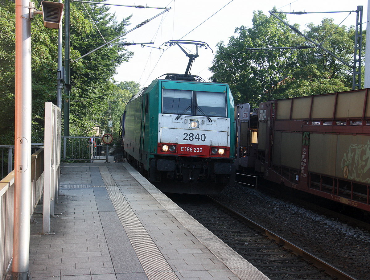 Die Cobra 2840 kommt durch Aachen-Schanz mit einem Güterzug aus Antwerpen-BASF(B) nach Ludwigshafen-BASF(D) und kommt aus Richtung Aachen-West und fährt in Richtung Aachen-Hbf,Aachen-Rothe-Erde,Stolberg-Hbf(Rheinland)Eschweiler-Hbf,Langerwehe,Düren,Merzenich,Buir,Horrem,Kerpen-Köln-Ehrenfeld,Köln-West,Köln-Süd. Aufgenommen vom Bahnsteig von Aachen-Schanz. 
An einem schönem Sommermorgen am Morgen vom 6.7.2017.