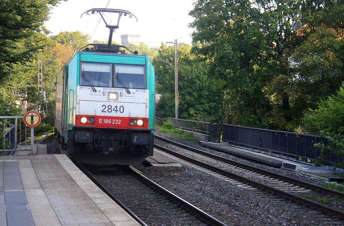 Die Cobra 2840 kommt durch Aachen-Schanz mit einem Kesselzug aus Antwerpen-BASF(B) nach Ludwigshafen-BASF(D) und kommt aus Richtung Aachen-West und fährt in Richtung Aachen-Hbf,Aachen-Rothe-Erde,Stolberg-Hbf(Rheinland)Eschweiler-Hbf,Langerwehe,Düren,Merzenich,Buir,Horrem,Kerpen-Köln-Ehrenfeld,Köln-West,Köln-Süd. Aufgenommen vom Bahnsteig von Aachen-Schanz. 
Bei Sommerwetter am Morgen vom 29.8.2017.