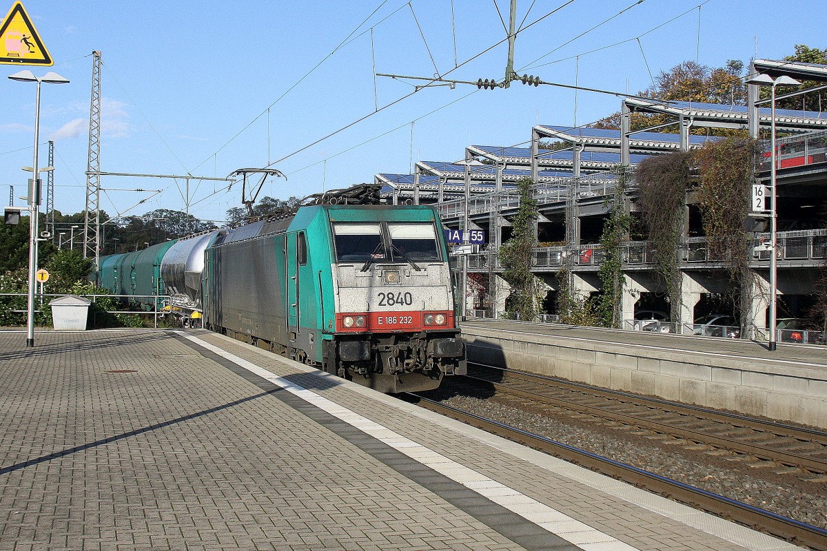 Die Cobra 2840 kommt durch Herzogenrath als Umleiter mit einem langen gemischten Güterzug aus Köln-Gremberg nach Antwerpen-Noord(B) fährt in Richtung Kohlscheid,Richterich,Laurensberg,Aachen-West.
Bei tollen Novemberwetter am 2.11.2014. 