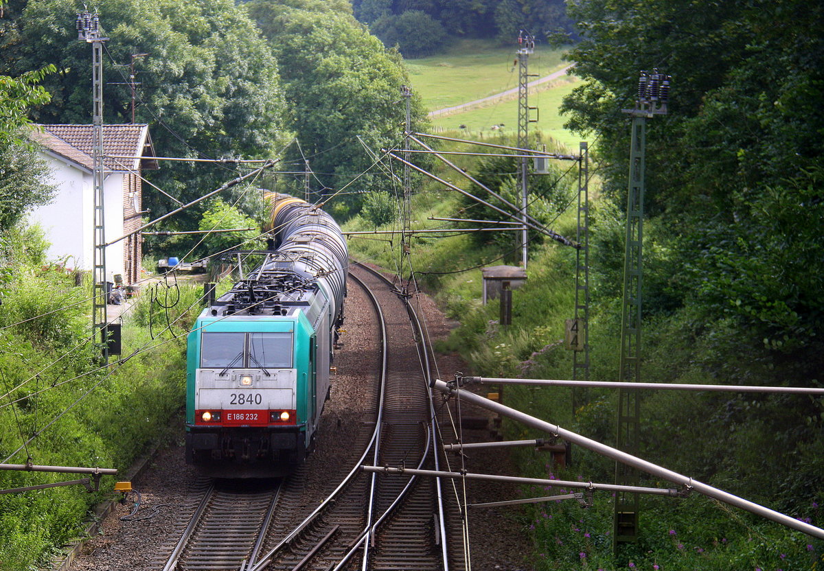 Die Cobra 2840 kommt die Gemmenicher-Rampe hochgefahren aus Aachen-West mit einem Kurzen Ölleerzug aus Basel-SBB(CH) nach Antwerpen-Petrol(B) und fährt gleich in den Gemmenicher-Tunnel hinein und fährt in Richtung Montzen/Vise(B). Aufgenommen in Reinartzkehl an der Montzenroute.
Am Vormittag vom 11.8.2016.
