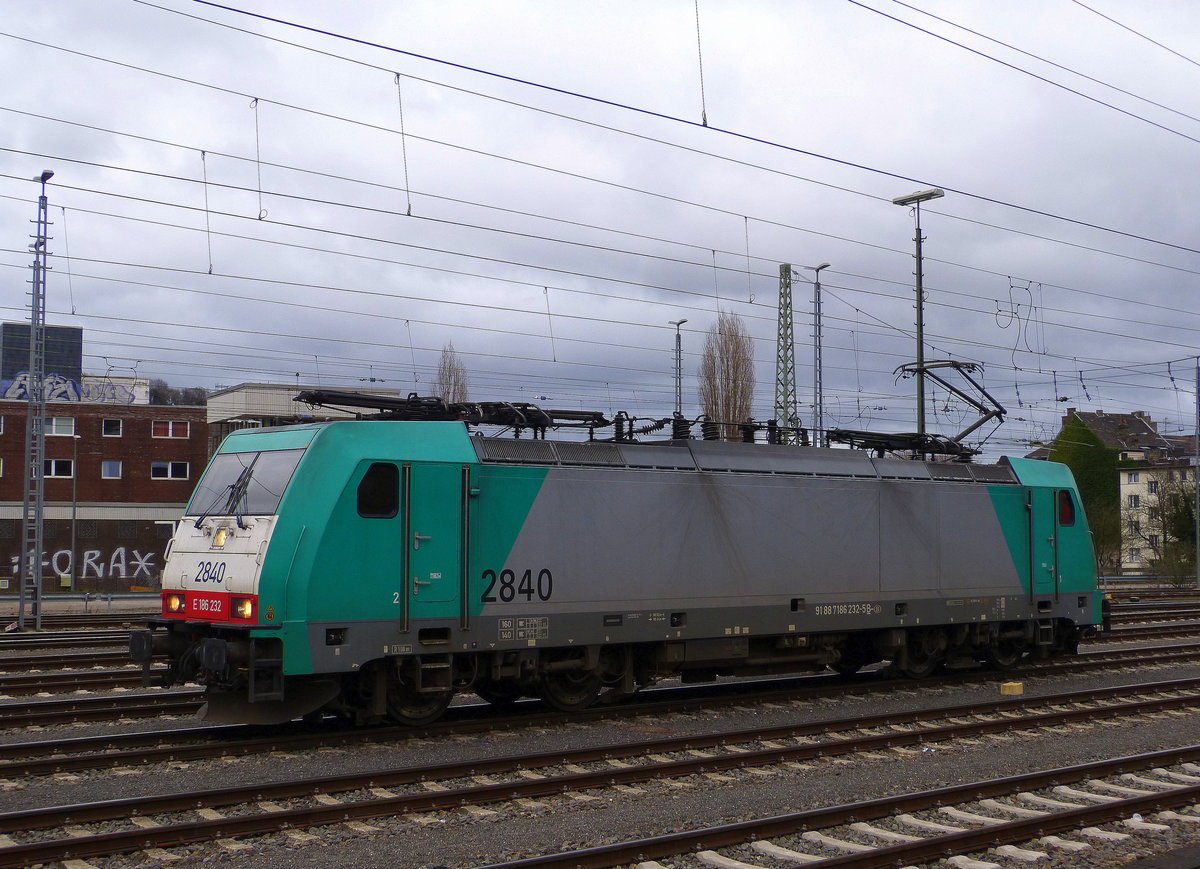 Die Cobra 2840 rangiert in Aachen-West. 
Aufgenommen vom Bahnsteig in Aachen-West. 
Bei Wolken am Nachmittag vom 24.1.2018. 