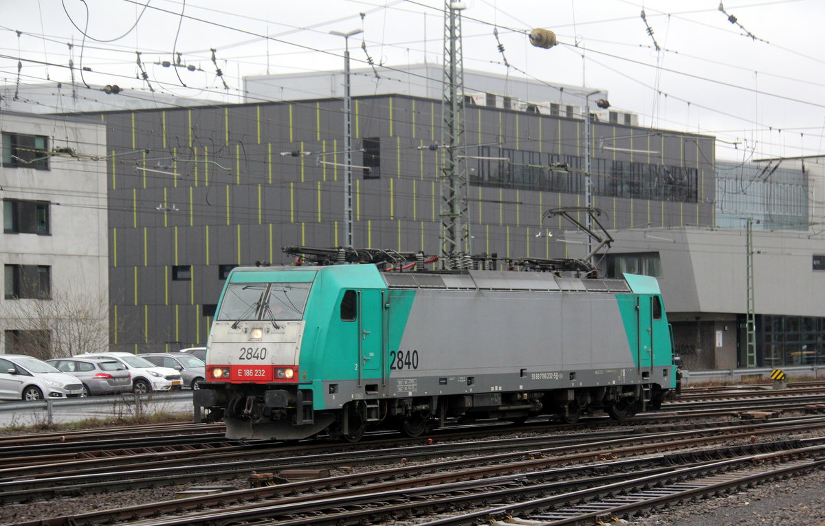 Die Cobra 2840 rangiert in Aachen-West. Aufgenommen vom Bahnsteig in Aachen-West. Bei Regenwolken am Nachmittag vom 15.3.2019.