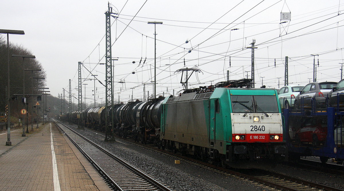Die Cobra 2840 steht in Aachen-West mit einem Güterzug  aus Köln-Gremberg nach Antwerpen-Noord(B) und wartet auf die Abfahrt nach Belgien.
Aufgenommen vom Bahnsteig in Aachen-West.  
Bei Regenwetter am Nachmittag vom 5.3.2017.