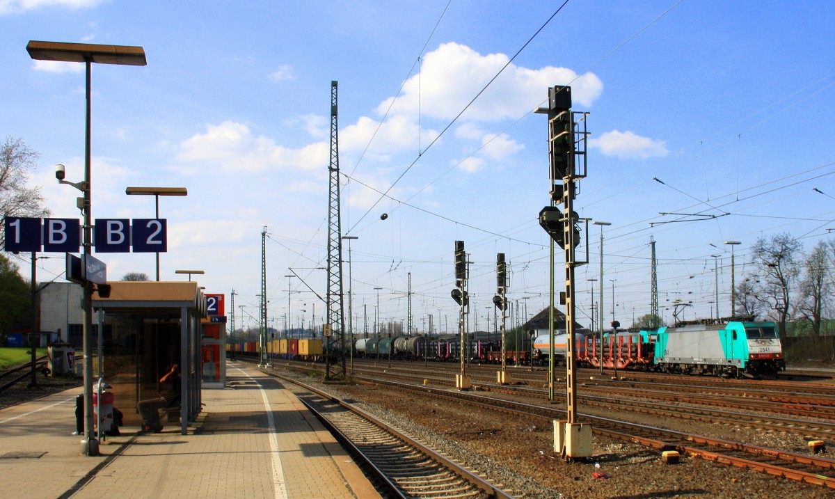 Die Cobra 2841 fährt mit einem langen gemischten Güterzug aus Köln-Gremberg nach Antwerpen-Noord(B) bei der Ausfahrt aus Aachen-West und fährt in Richtung Montzen/Belgien.
Aufgenommen vom Bahnsteig in Aachen-West bei schönem Frühlingswetter am 28.3.2014. 
