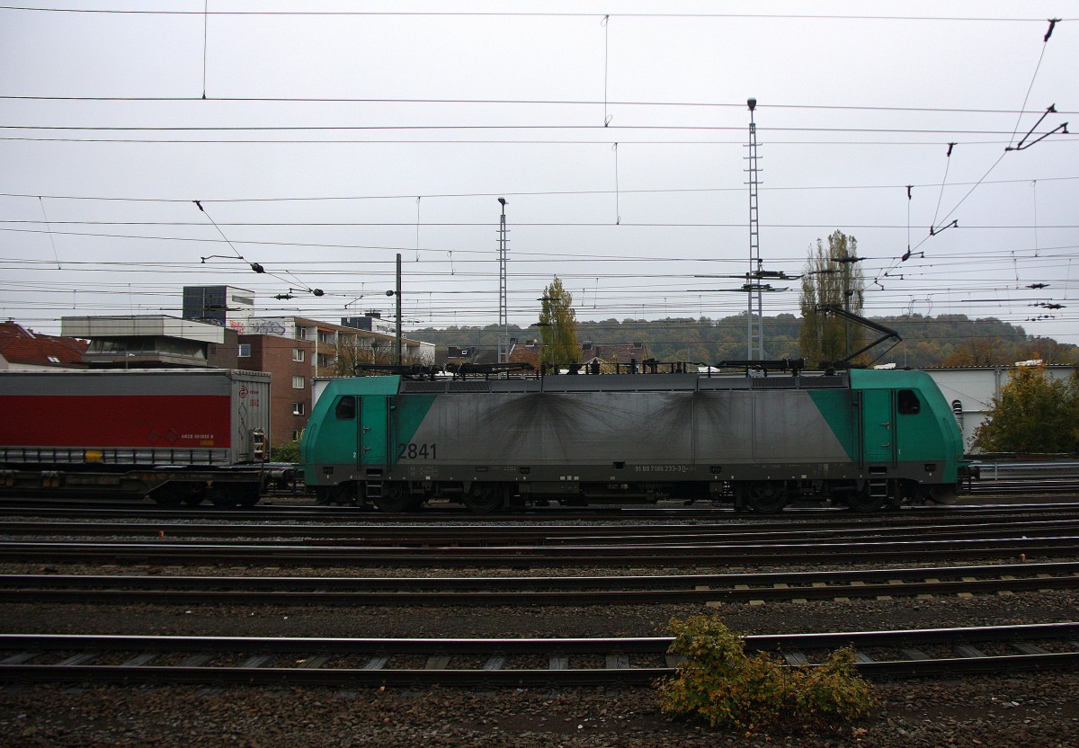 Die Cobra 2841 fährt mit einem langen Arcese-LKW-Zug aus Verona(I) nach Zeebrugge(B) bei der Ausfahrt in Aachen-West und fährt in Richtung Montzen/Belgien. Aufgenommen vom Bahnsteig in Aachen-West bei Regenwolken am 25.10.2014.
