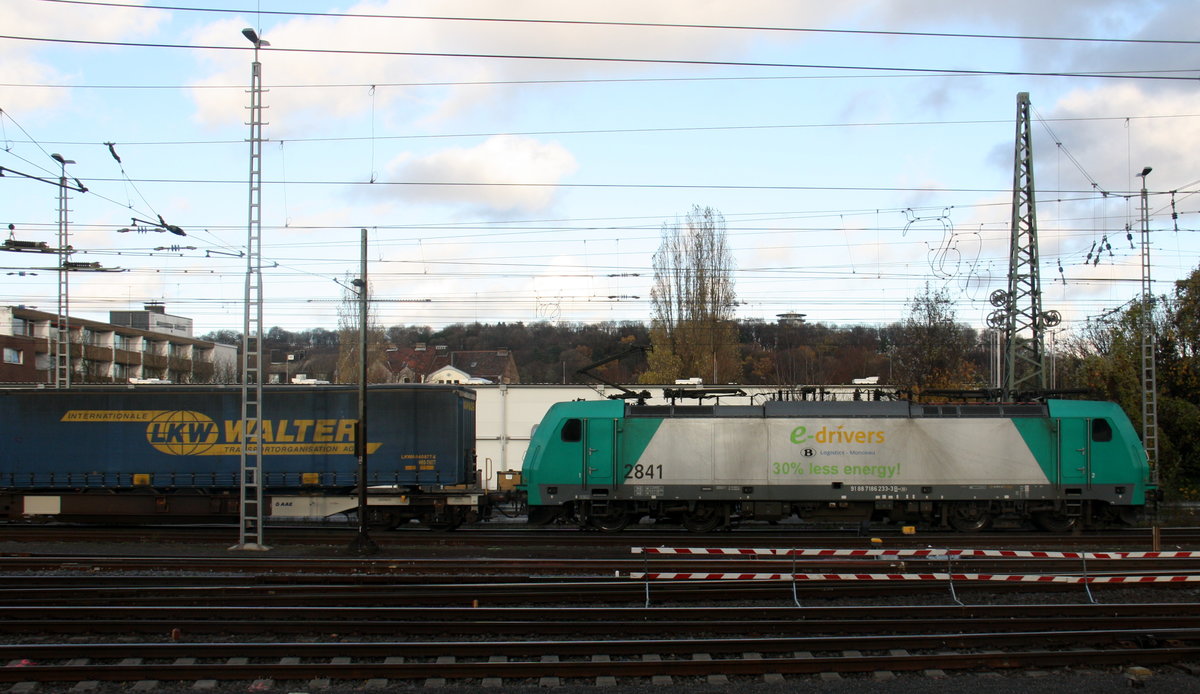 Die Cobra 2841 fährt mit einem Containerzug aus Gallarate(I) nach Zeebrugge(B) ,aufgenommen bei der Ausfahrt aus Aachen-West in Richtung Montzen/Belgien. Aufgenommen vom Bahnsteig in Aachen-West.
Bei Sonnenschein und Wolken am Kalten Nachmittag vom 20.11.2016.