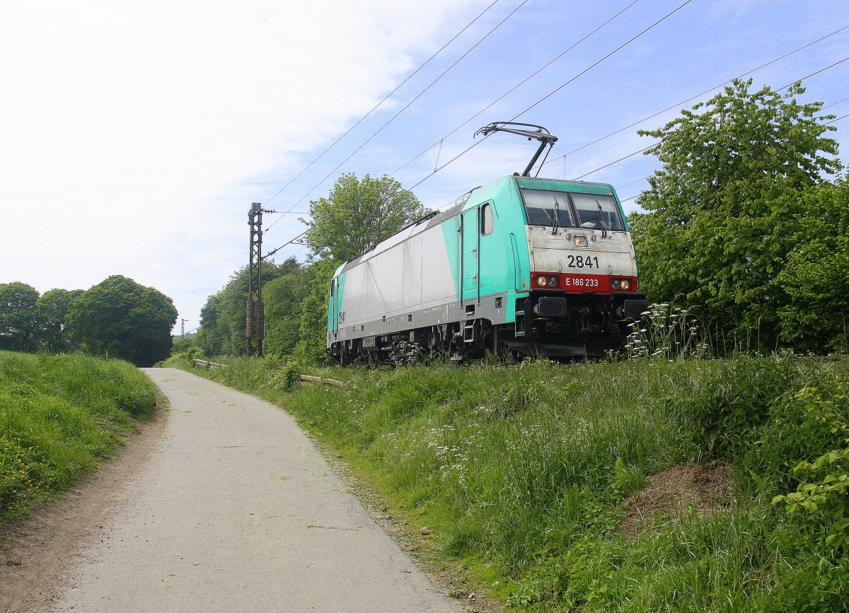 Die Cobra 2841 kommt als Lokzug aus Montzen(B) die Gemmenicher-Rampe herunter nach Aachen-West. 
Aufgenommen an der Montzenroute am Gemmenicher-Weg.
Bei schönem Frühlingswetter am 23.5.2015.