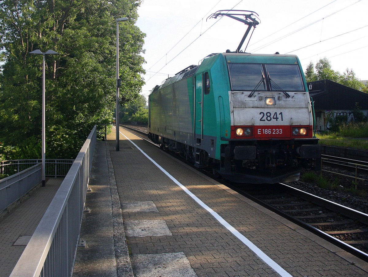 Die Cobra 2841 kommt als Lokzug die Kohlscheider-Rampe hoch aus Richtung Neuss und fährt in Richtung Aachen-West und fährt durch Kohlscheid in Richtung Richterich,Laurensberg,Aachen-West. 
An einem schönem Sommermorgen vom 11.6.2015.
