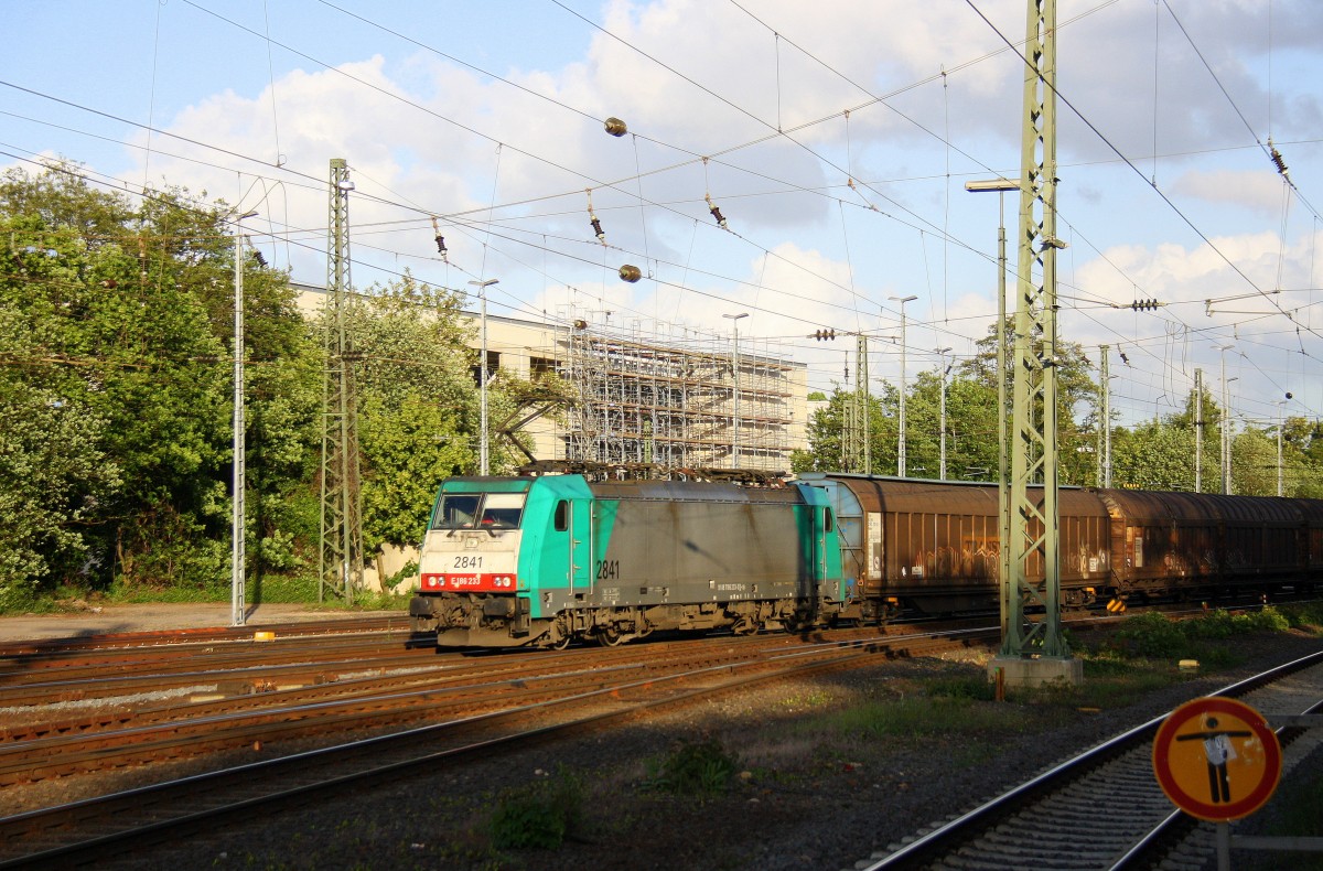 Die Cobra 2841 kommt aus Richtung Köln,Aachen-Hbf mit einem langen Papierzug aus Köln-Gremberg nach Zeebrugge(B) und fährt in Aachen-West ein. Aufgenommen vom Bahnsteig in Aachen-West bei Sonne und Wolken am Abend vom 9.5.2014.