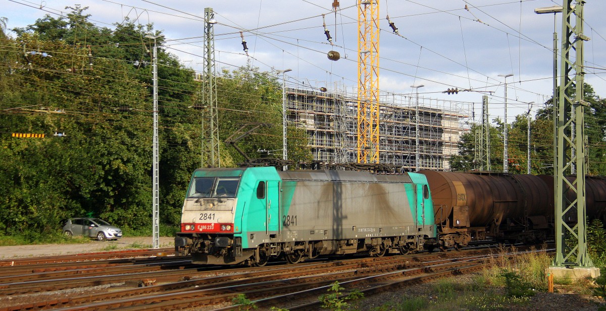 Die Cobra 2841 kommt aus Richtung Montzen/Belgien mit einem langen gemischten Güterzug aus Antwerpen-Noord(B) nach Köln-Gremberg(D) und fährt in Aachen-West ein.
Aufgenommen vom Bahnsteig in Aachen-West in der Abendsonne und Wolken am Abend vom 29.8.2014. 