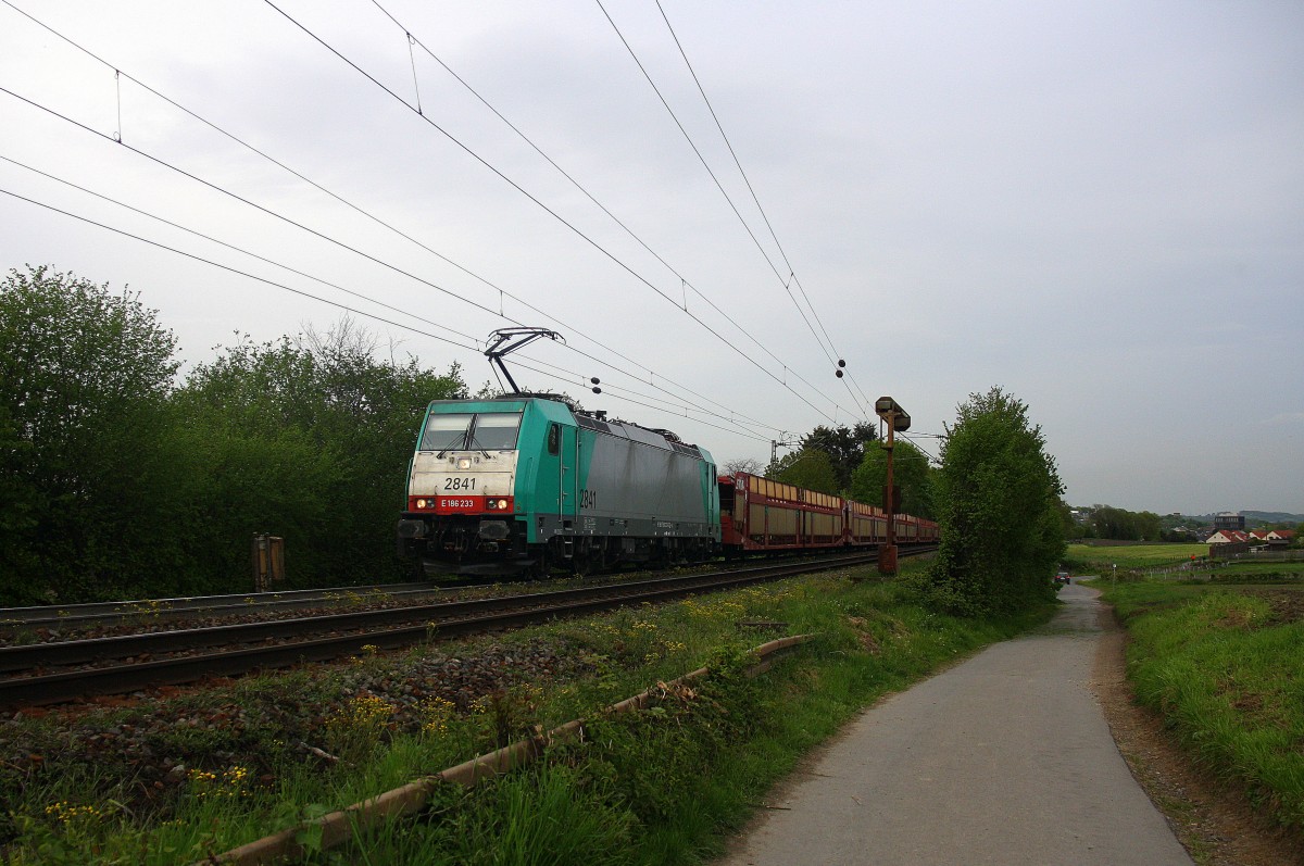 Die Cobra 2841 kommt aus Richtung Aachen-West und fährt die Gemmenicher-Rampe hoch mit einem langen  Toyota-Autoleerzug Mszczonow(PL) nach Zeebrugge-Ramskapelle(B).
Aufgenommen an der Montzenroute am Gemmenicher-Weg am 8.5.2015.